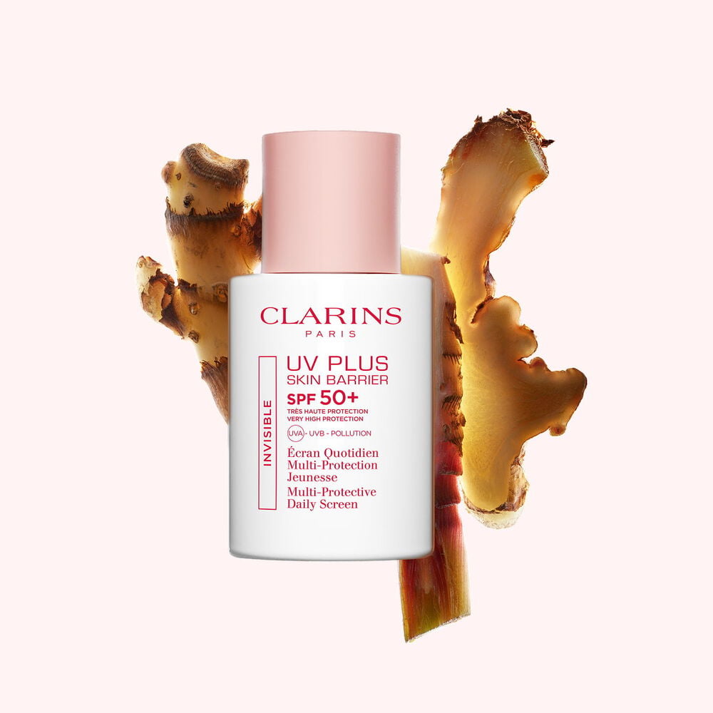 Imagem do protetor solar Clarins UV Plus Daily Screen &agrave; frente a fatias de gengibre, destacando o seu principal ingrediente natural.