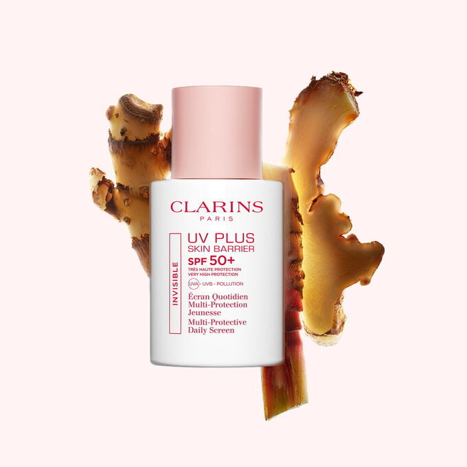 Imagem do protetor solar Clarins UV Plus Daily Screen &agrave; frente a fatias de gengibre, destacando o seu principal ingrediente natural.
