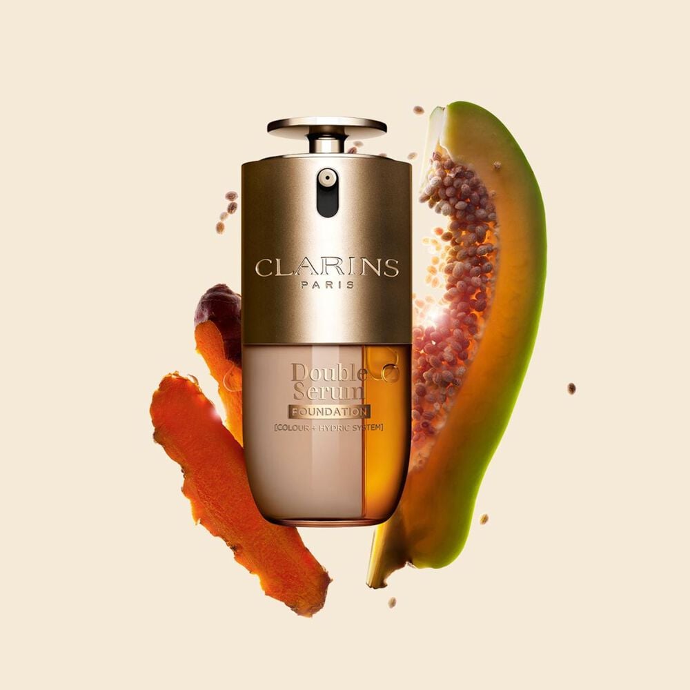 Imagem da Clarins Double Serum Foundation dispon&iacute;vel para todas as tonalidades de pele, com ingredientes principais como a curcuma e papa&iacute;na