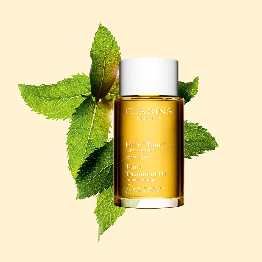 Clarins Huile "Tonic" para o corpo, com extratos de plantas para deixar a pele mais firme e tonificada, com uma textura fina e n&atilde;o oleosa.