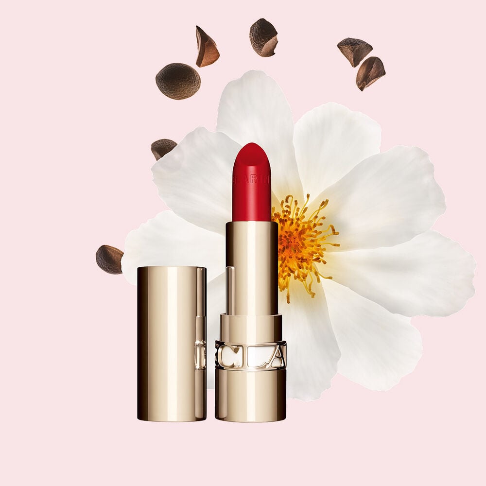 O batom acetinado Joli Rouge da Clarins proporciona uma hidrata&ccedil;&atilde;o intensa e um tom vermelho radiante com um acabamento acetinado, ideal para o dia a dia.