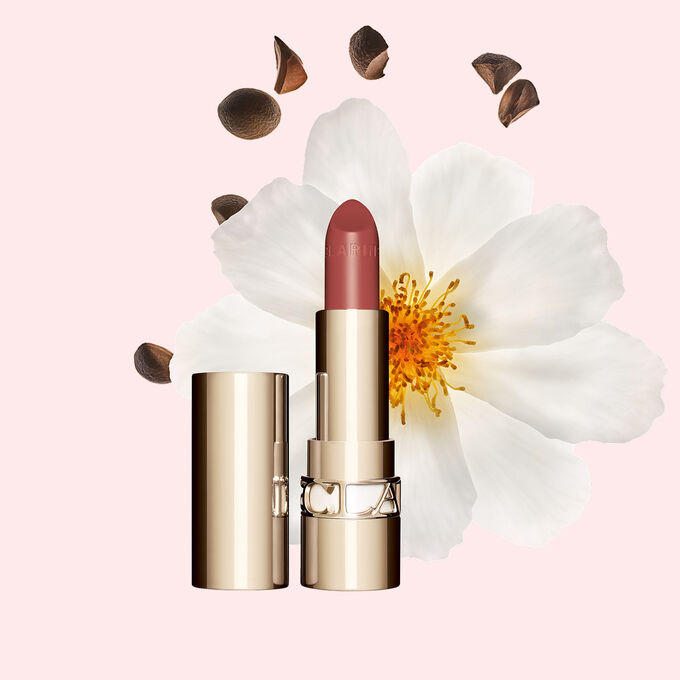 O batom acetinado Joli Rouge da Clarins proporciona uma hidrata&ccedil;&atilde;o intensa e um tom vermelho radiante com um acabamento acetinado, ideal para o dia a dia.