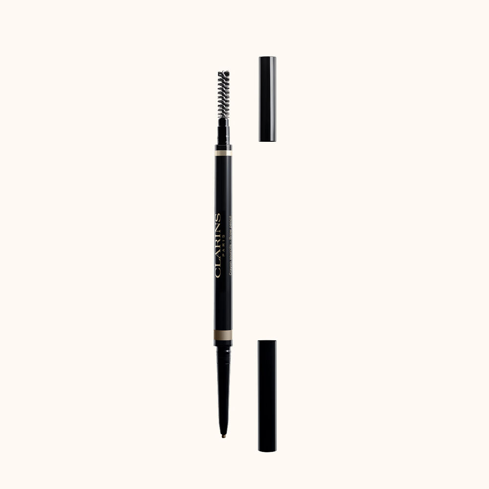 Imagem do l&aacute;pis de sobrancelhas Clarins 2-in-1 Blond Brow Pencil, com escova integrada e ponta retr&aacute;til ultrafina para sobrancelhas naturais.