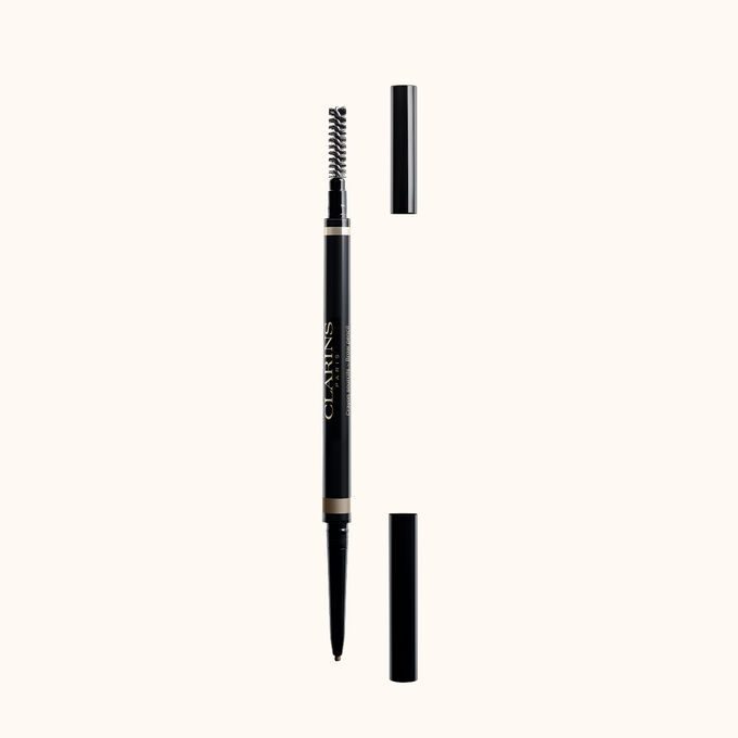 Imagem do l&aacute;pis de sobrancelhas Clarins 2-in-1 Blond Brow Pencil, com escova integrada e ponta retr&aacute;til ultrafina para sobrancelhas naturais.