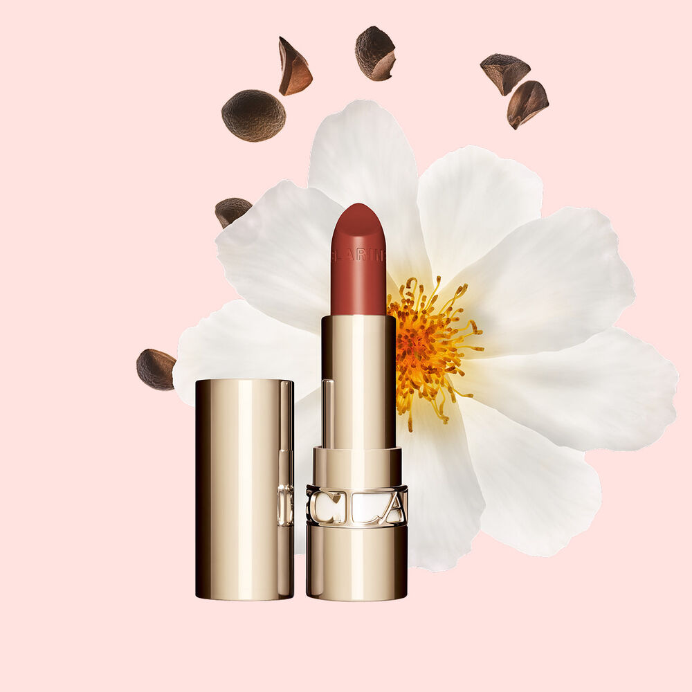 O batom acetinado Joli Rouge da Clarins proporciona uma hidrata&ccedil;&atilde;o intensa e um tom vermelho radiante com um acabamento acetinado, ideal para o dia a dia.