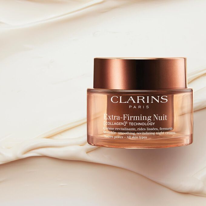 Imagem da embalagem do creme Extra-Firming Nuit para ilustrar o efeito de preenchimento das maçãs do rosto, definição do contorno do rosto e pregas nasolabiais.