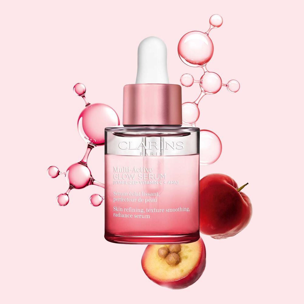 Fotografia de Multi-Active Glow Serum com molécula de vitamina C e acerola, fundo rosa-claro, destaque na luminosidade da pele.