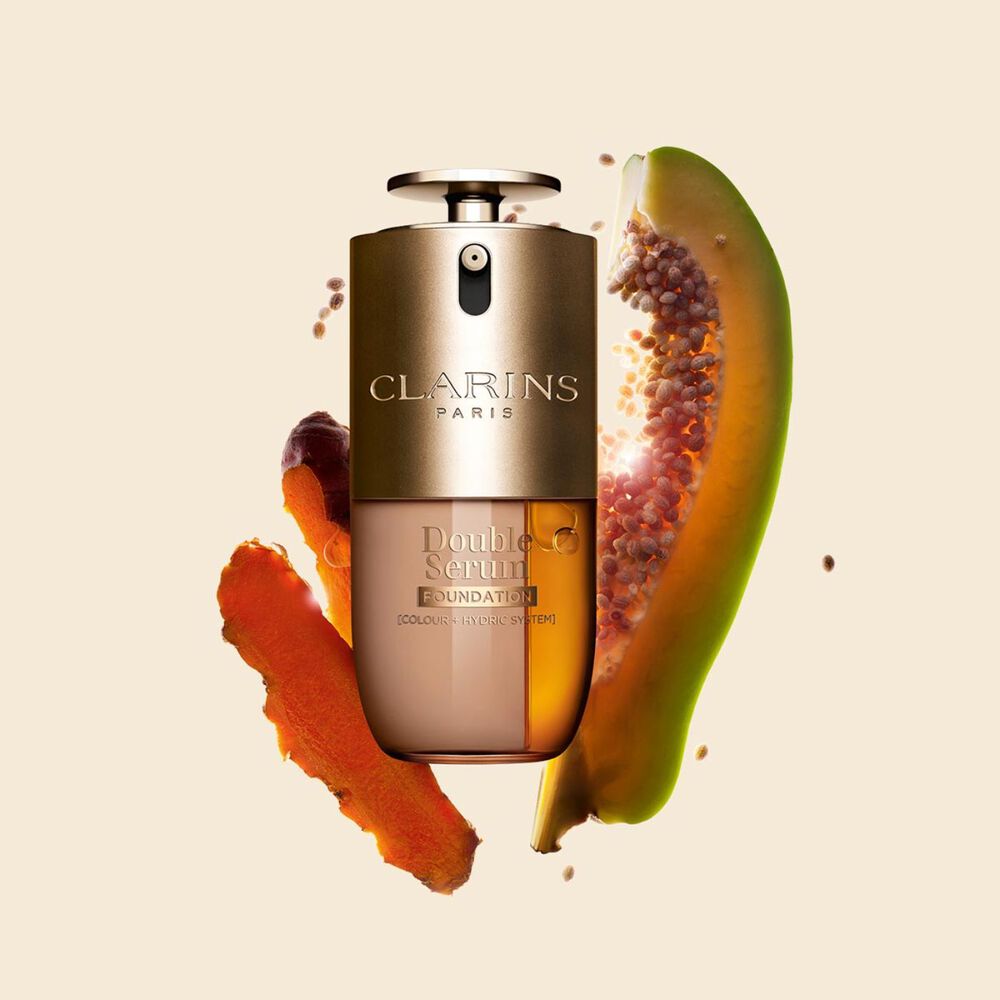Imagem da Clarins Double Serum Foundation dispon&iacute;vel para todas as tonalidades de pele, com ingredientes principais como a curcuma e papa&iacute;na