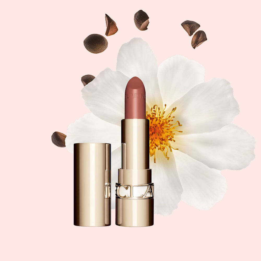 O batom acetinado Joli Rouge da Clarins proporciona uma hidrata&ccedil;&atilde;o intensa e um tom vermelho radiante com um acabamento acetinado, ideal para o dia a dia.