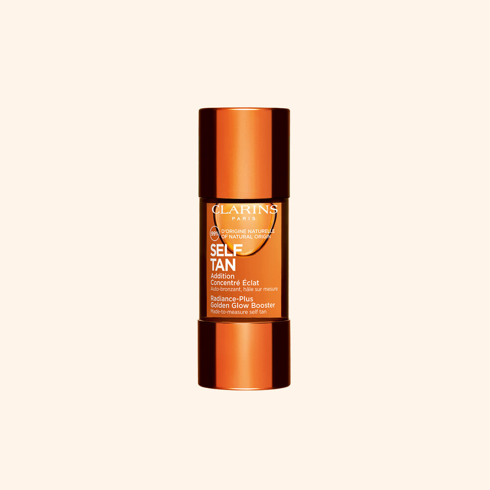 Embalagem de autobronzeador impulsionador da luminosidade Clarins apresentado sobre um fundo bege para uma rotina de cuidado da pele radiante e bronzeada.