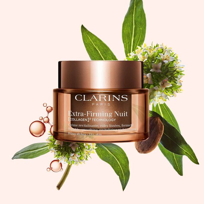 Imagem da embalagem do creme Clarins Extra-Firming Nuit para pele seca, com a planta mitracarpus, semente de noz-pec&atilde; e mol&eacute;cula de colag&eacute;nio