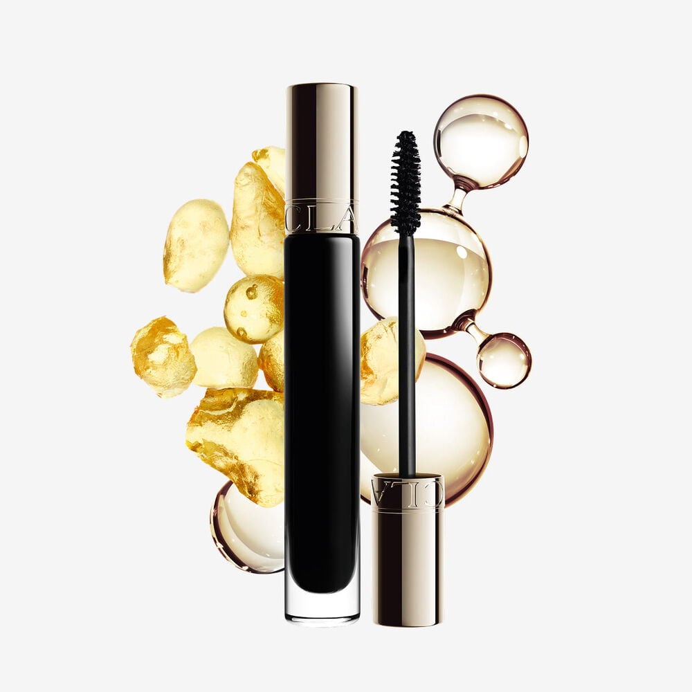 Imagem da m&aacute;scara Clarins Length Boosting Mascara com &aacute;cido hialur&oacute;nico, esfinganina e mol&eacute;culas de pantenol, destacando os seus ingredientes principais.