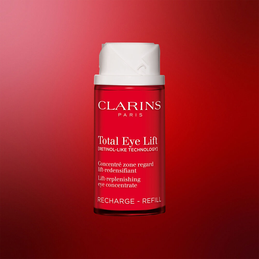 Imagem da embalagem da recarga do creme antienvelhecimento para os olhos Clarins Total Eye Lift sobre um fundo vermelho escuro, real&ccedil;ando o seu design sustent&aacute;vel e recarreg&aacute;vel