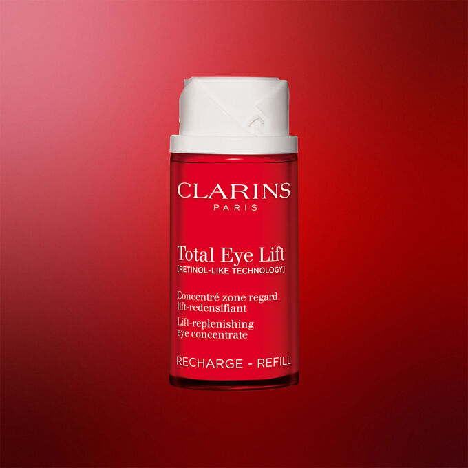 Imagem da embalagem da recarga do creme antienvelhecimento para os olhos Clarins Total Eye Lift sobre um fundo vermelho escuro, real&ccedil;ando o seu design sustent&aacute;vel e recarreg&aacute;vel