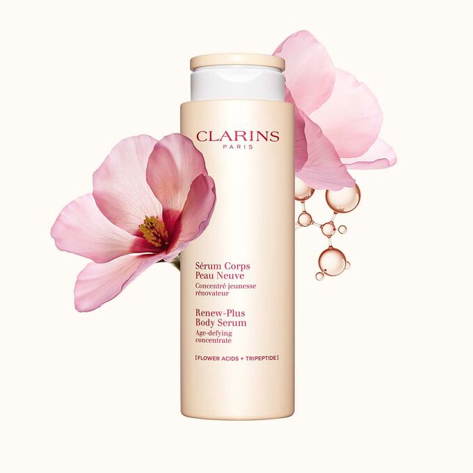 Imagem da embalagem do Clarins Sérum Corps Peau Neuve junto a flores e moléculas de colagénio sobre um fundo bege claro.
