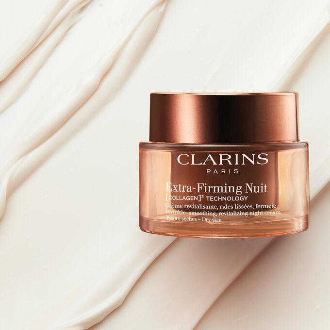 Imagem da embalagem do creme Extra-Firming Nuit para pele seca, para ilustrar os seus efeitos visíveis de preenchimento das maçãs do rosto e refirmante da pele