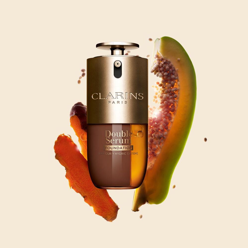 Imagem da Clarins Double Serum Foundation dispon&iacute;vel para todas as tonalidades de pele, com ingredientes principais como a curcuma e papa&iacute;na