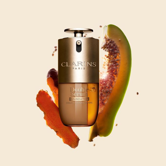 Imagem da Clarins Double Serum Foundation dispon&iacute;vel para todas as tonalidades de pele, com ingredientes principais como a curcuma e papa&iacute;na