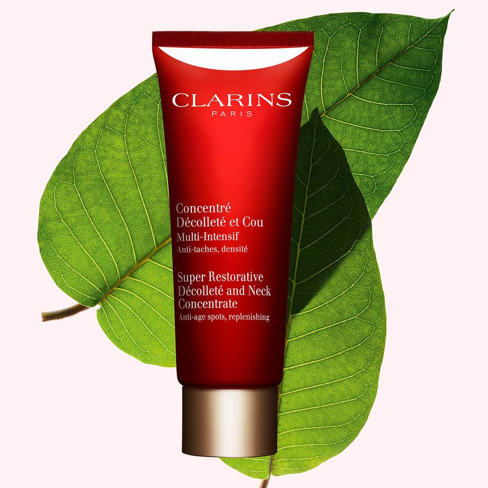 Clarins Multi-Intensive D&eacute;collet&eacute;e et Cou para atenuar as manchas escuras e reduzir as rugas profundas, proporcionando uma pele suave.