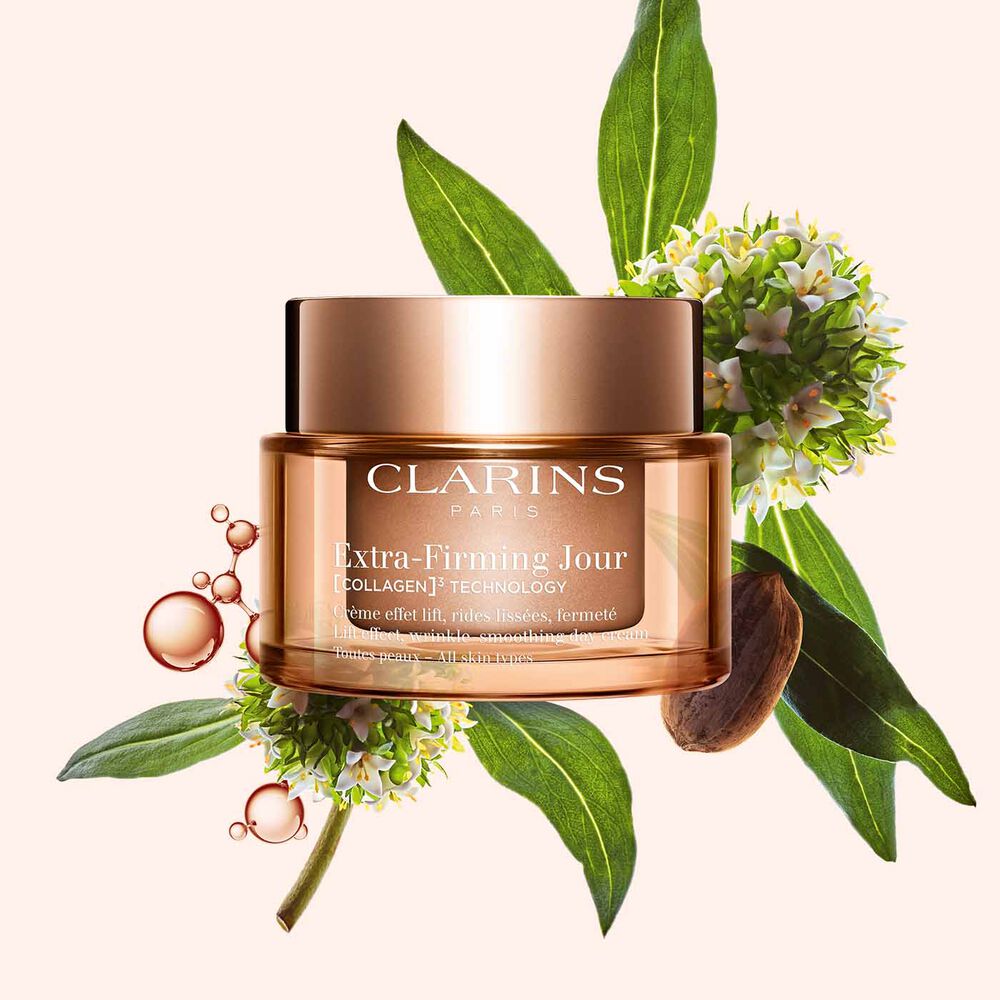 Imagem da embalagem do creme Clarins Extra-Firming Jour para todos os tipos de pele, com a planta mitracarpus, semente de noz-pecã e molécula de colagénio