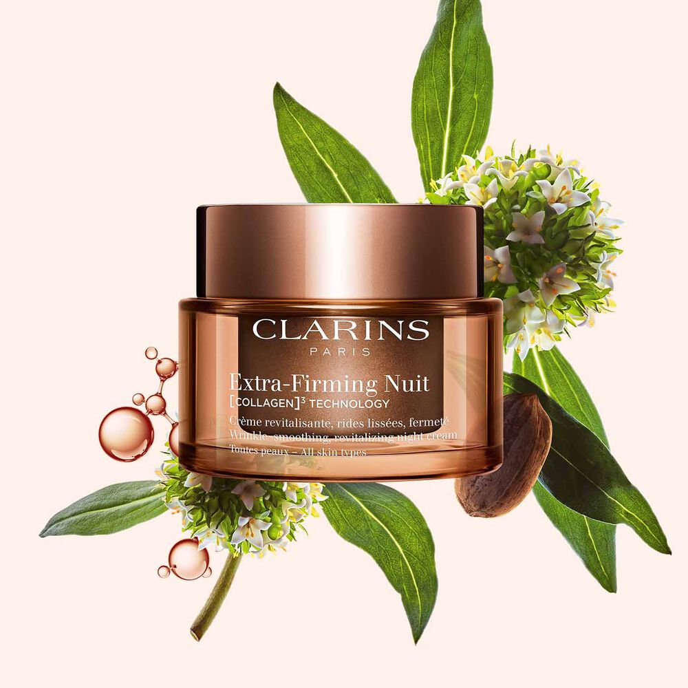 Imagem da embalagem do creme Clarins Extra-Firming Nuit para todos os tipos de pele, com a planta mitracarpus, semente de noz-pecã e molécula de colagénio