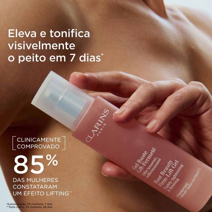 Mulher segura o Clarins Gel Buste Lift-Fermet&eacute;, mostrando um peito visivelmente mais firme e levantado ap&oacute;s uso regular.