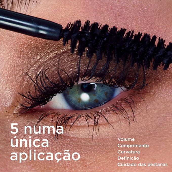 Foco nas pestanas de uma mulher a aplicar a m&aacute;scara Clarins Curl Defining Mascara, mostrando os efeitos de volume, curvatura, defini&ccedil;&atilde;o e cuidado das pestanas.