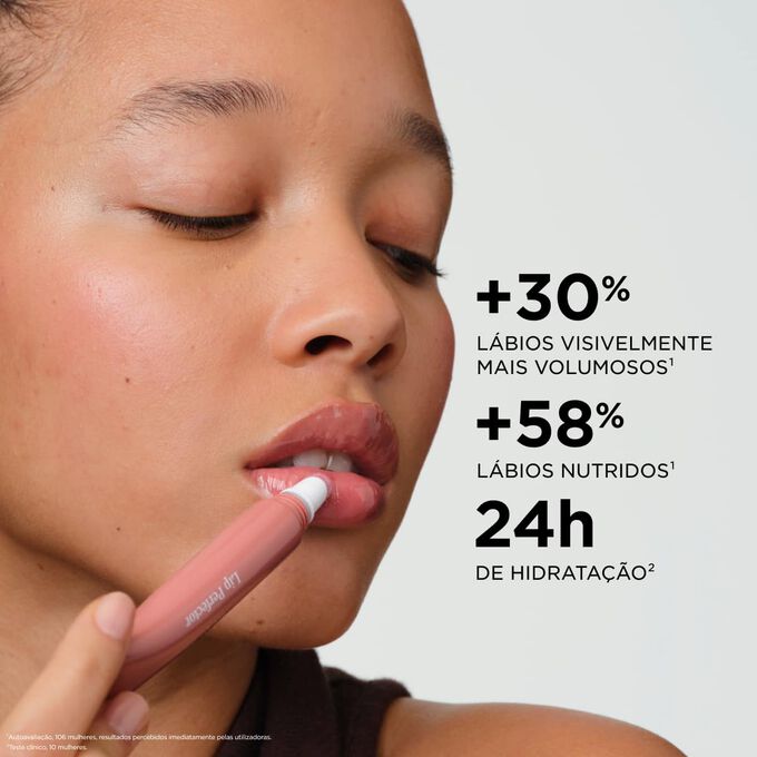 Mulher a aplicar o Plumping Lip Perfector, destacando o efeito de l&aacute;bios mais volumosos e nutridos, al&eacute;m dos benef&iacute;cios de 24 horas de hidrata&ccedil;&atilde;o.