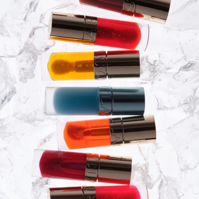 Apresenta&ccedil;&atilde;o de todos os &oacute;leos Clarins Lip Comfort Oil sobre gelo, com destaque para o novo &oacute;leo labial com efeito refrescante e apaziguante.