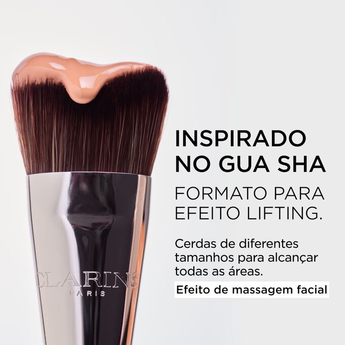 Destaque dos pinc&eacute;is Double Serum Foundation com cerdas de diferentes tamanhos para alcan&ccedil;ar todas as &aacute;reas e proporcionar um efeito de massagem facial