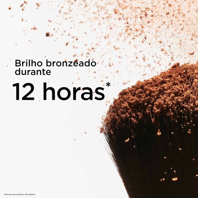 Foco na parte superior de um pincel para p&oacute;, a projetar p&oacute; bronzeador e a ilustrar o seu efeito de brilho bronzeado durante 12 horas para um acabamento radiante.