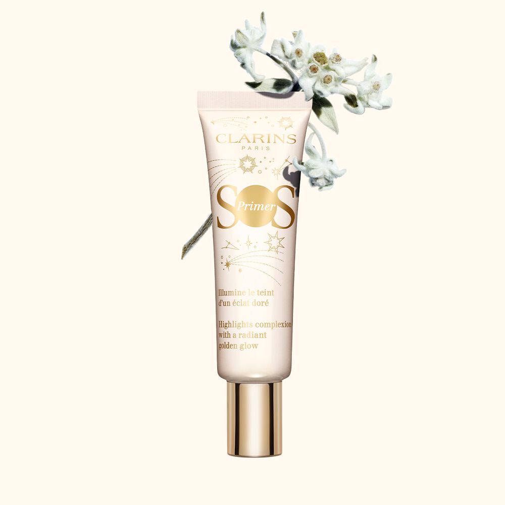 Imagem do produto Clarins SOS Primer apresentado ao lado de um bouquet de edelvaisse sobre um fundo branco