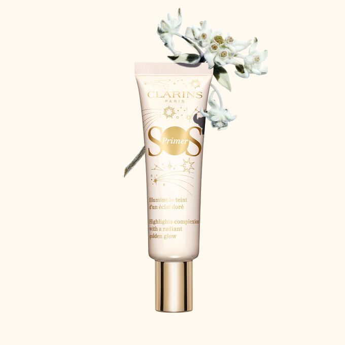 Imagem do produto Clarins SOS Primer apresentado ao lado de um bouquet de edelvaisse sobre um fundo branco