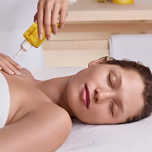 MASSAGEM DE EQUILÍBRIO COM ÓLEOS ESSENCIAIS