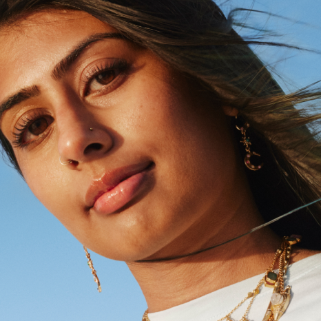Retrato em grande plano de uma jovem mulher com cabelo comprido e escuro ao vento