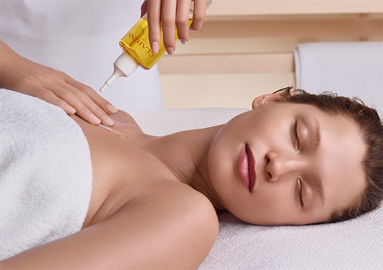MASSAGEM DE EQUILÍBRIO COM ÓLEOS ESSENCIAIS
