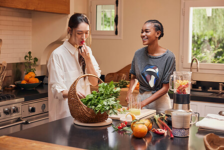 Imagem do estilo de vida de duas mulheres a comer fruta
