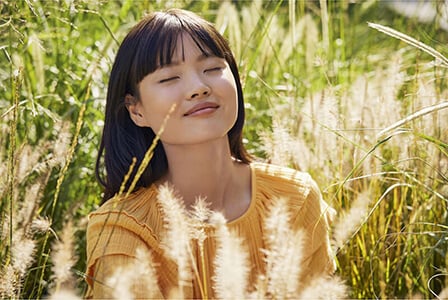 Imagem do estilo de vida de uma mulher a apanhar banhos de sol