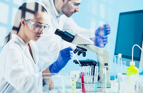 Fotografia de peritos científicos num laboratório