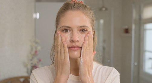 Qual é a diferença entre ponto negro e acne?